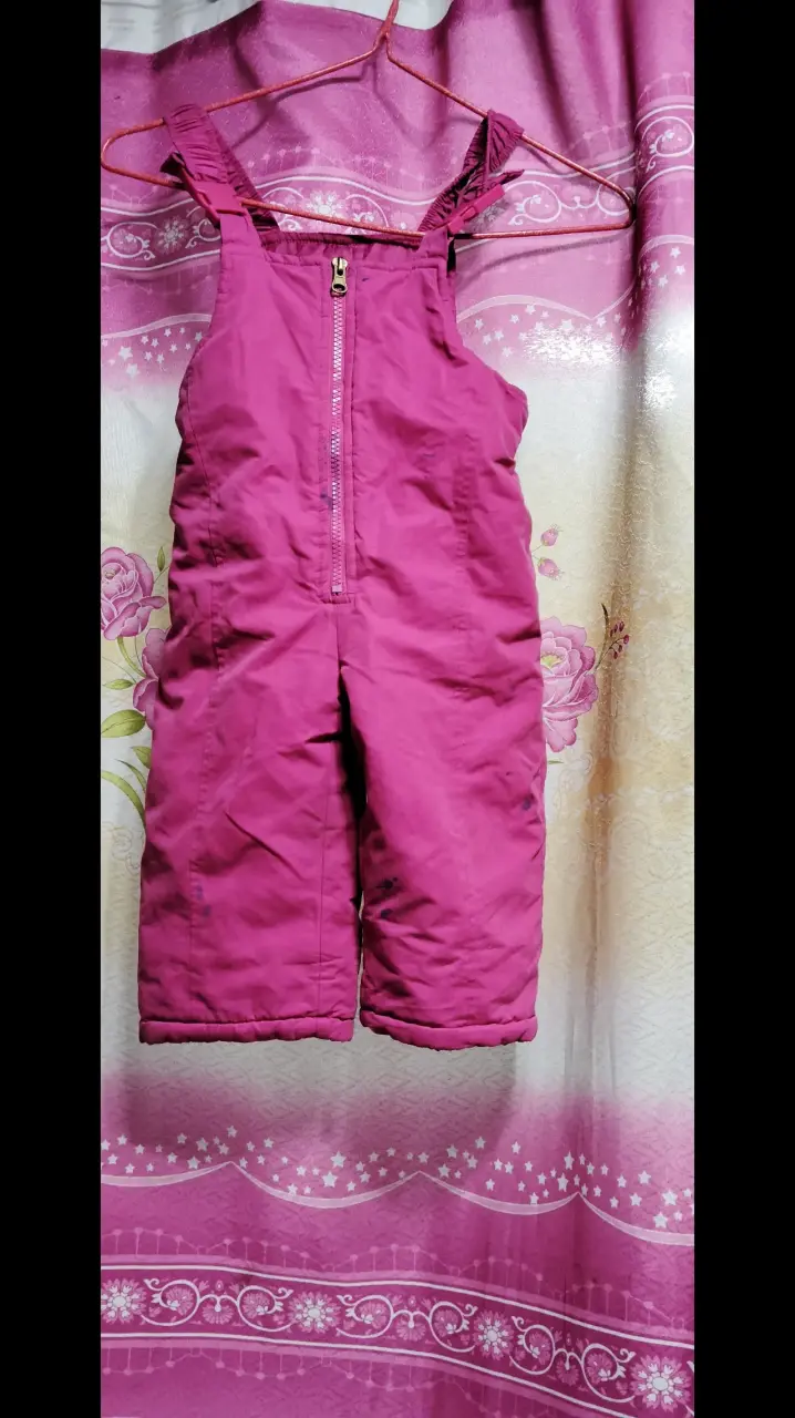 Overol de nieve infantil fucsia con tirantes