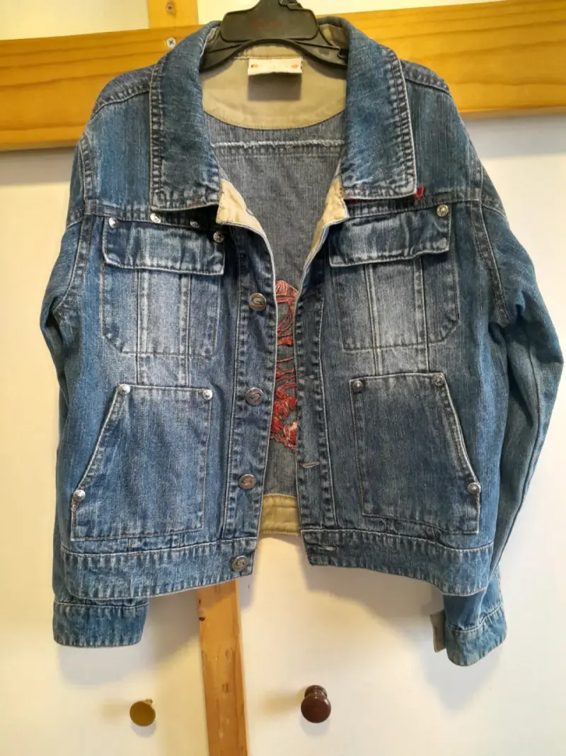 Chaqueta de mezclilla azul con forro interior