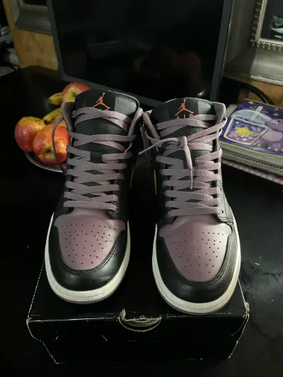 Zapatillas deportivas Air Jordan negras y moradas - miniatura 1