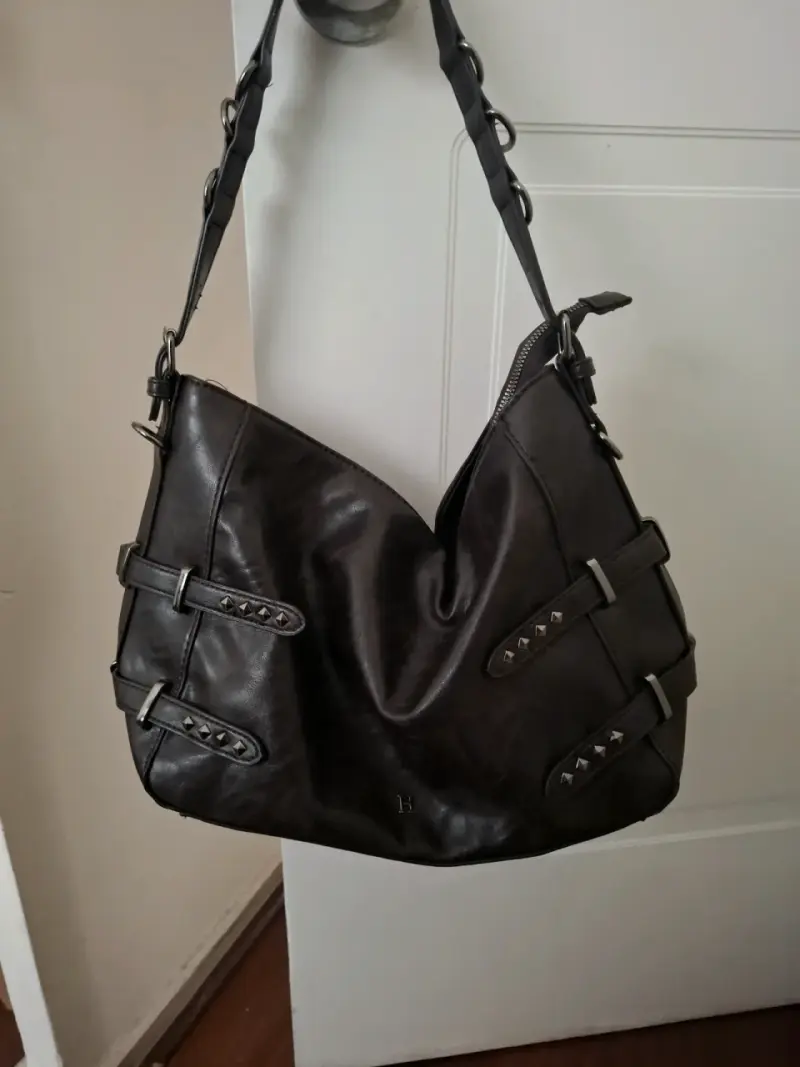 Bolso de ecocuero negro con detalles metálicos