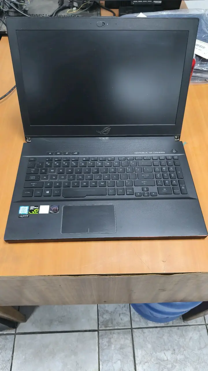 Laptop ASUS ROG para gaming con NVIDIA GeForce - 1