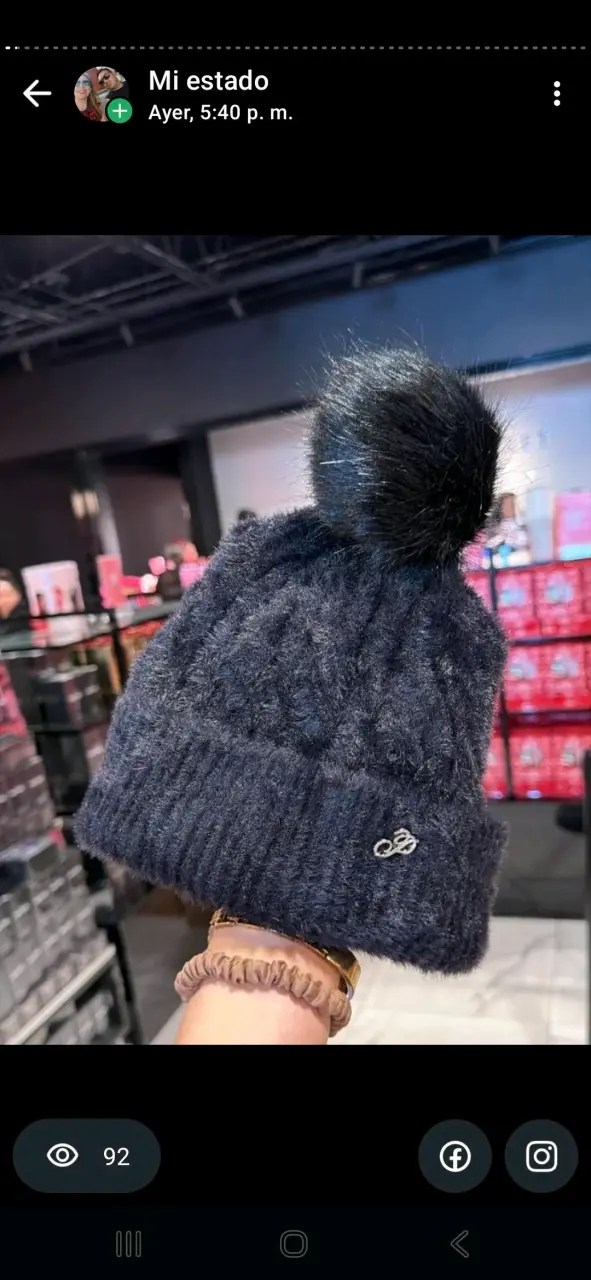 Gorro de lana con pompón negro