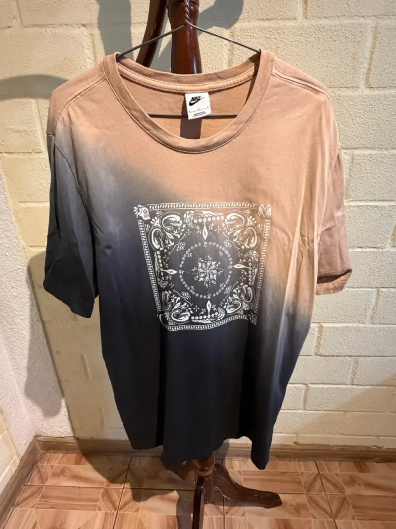 Polera Nike degradé con diseño gráfico - 1