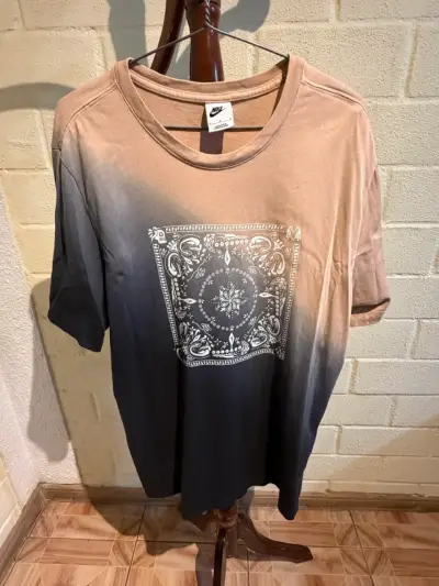 Polera Nike degradé con diseño gráfico - miniatura 1