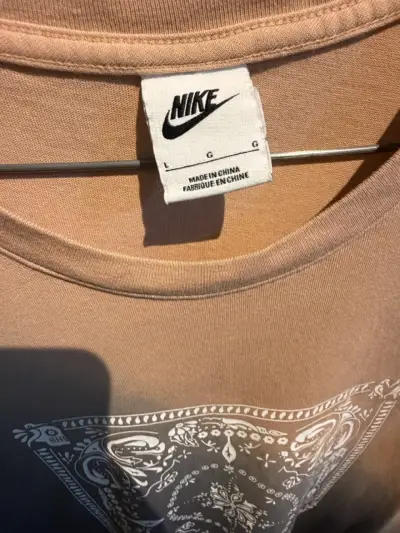 Polera Nike degradé con diseño gráfico - miniatura 3
