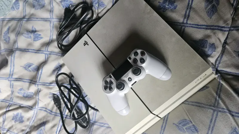 Consola PS4 con control y cables - 1