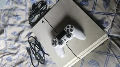 Consola PS4 con control y cables - miniatura 1