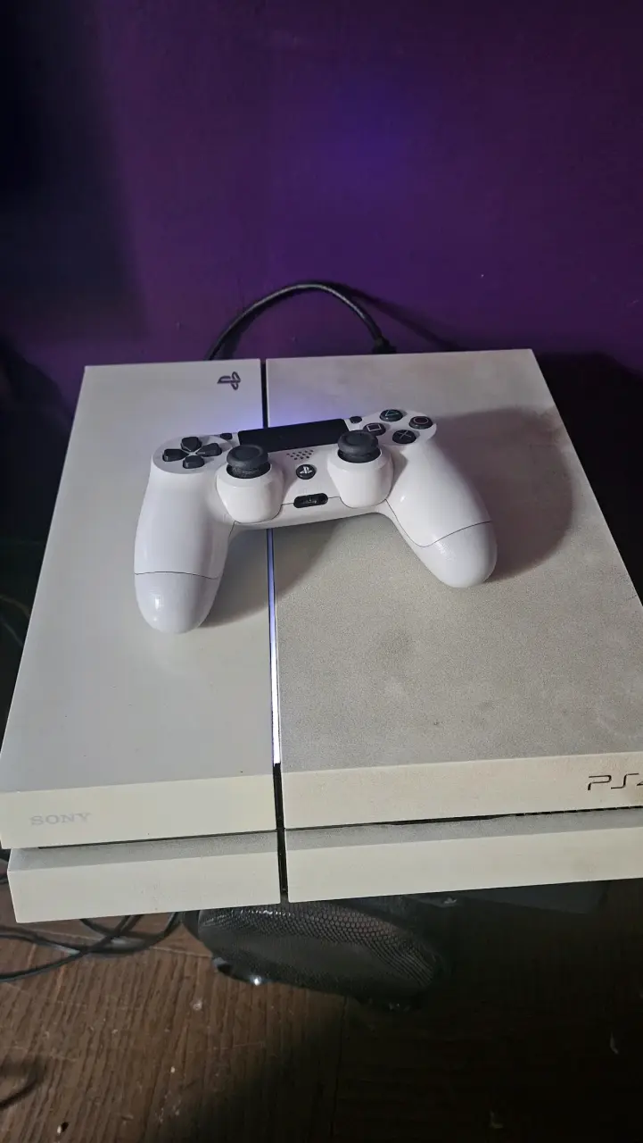 Consola PS4 con control y cables - 3