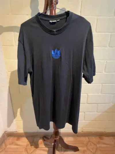 Polera negra Adidas con logo azul - miniatura 1