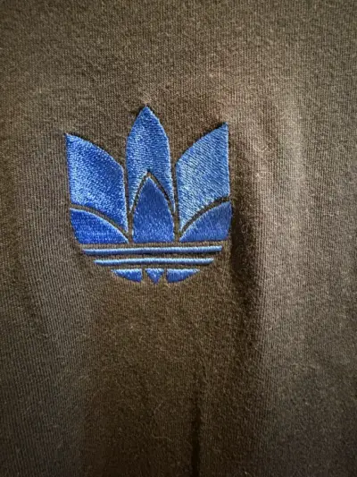 Polera negra Adidas con logo azul - miniatura 2