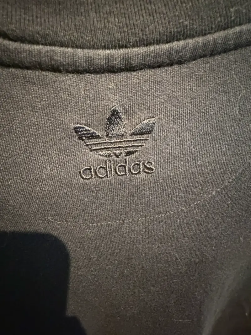 Polera negra Adidas con logo azul - 3