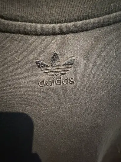 Polera negra Adidas con logo azul - miniatura 3