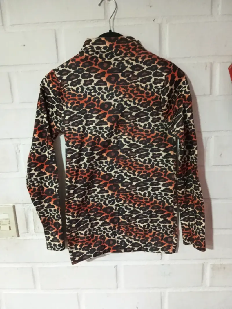 Polera de manga larga con estampado animal print