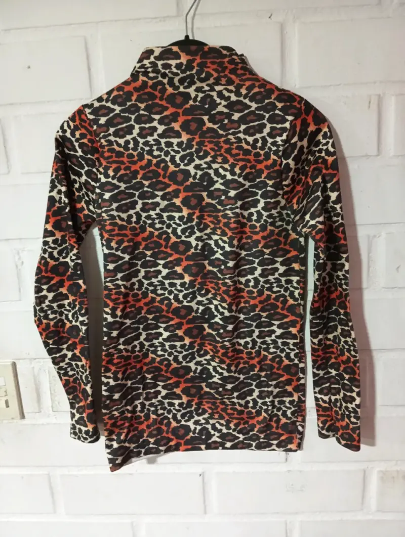 Polera de manga larga con estampado animal print - 2