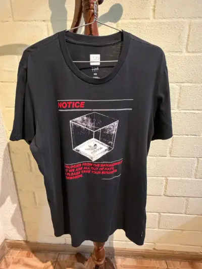 Polera negra Adidas con diseño gráfico - miniatura 1