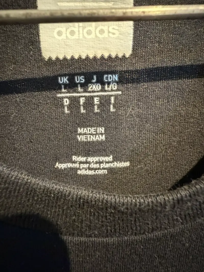 Polera negra Adidas con diseño gráfico - 2