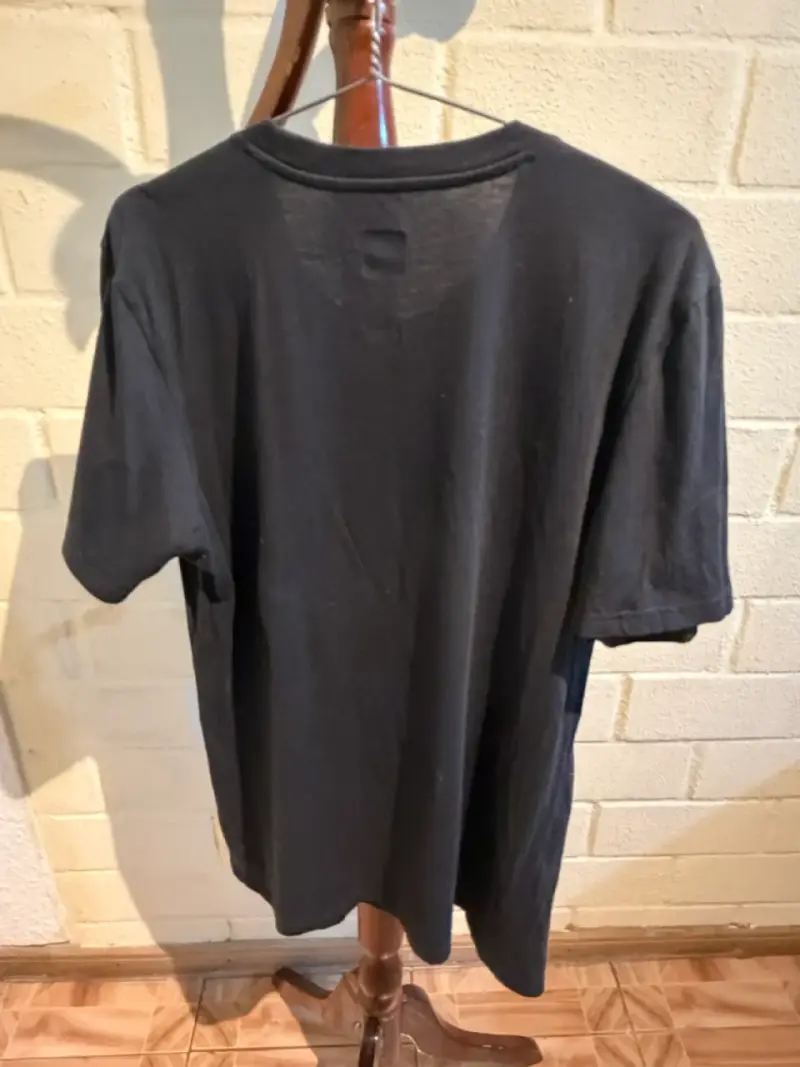 Polera negra Adidas con diseño gráfico - 3