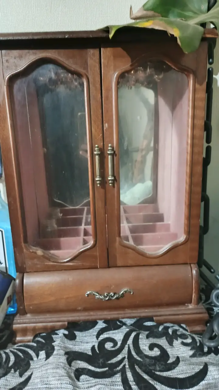 Armario de madera para joyas con espejo
