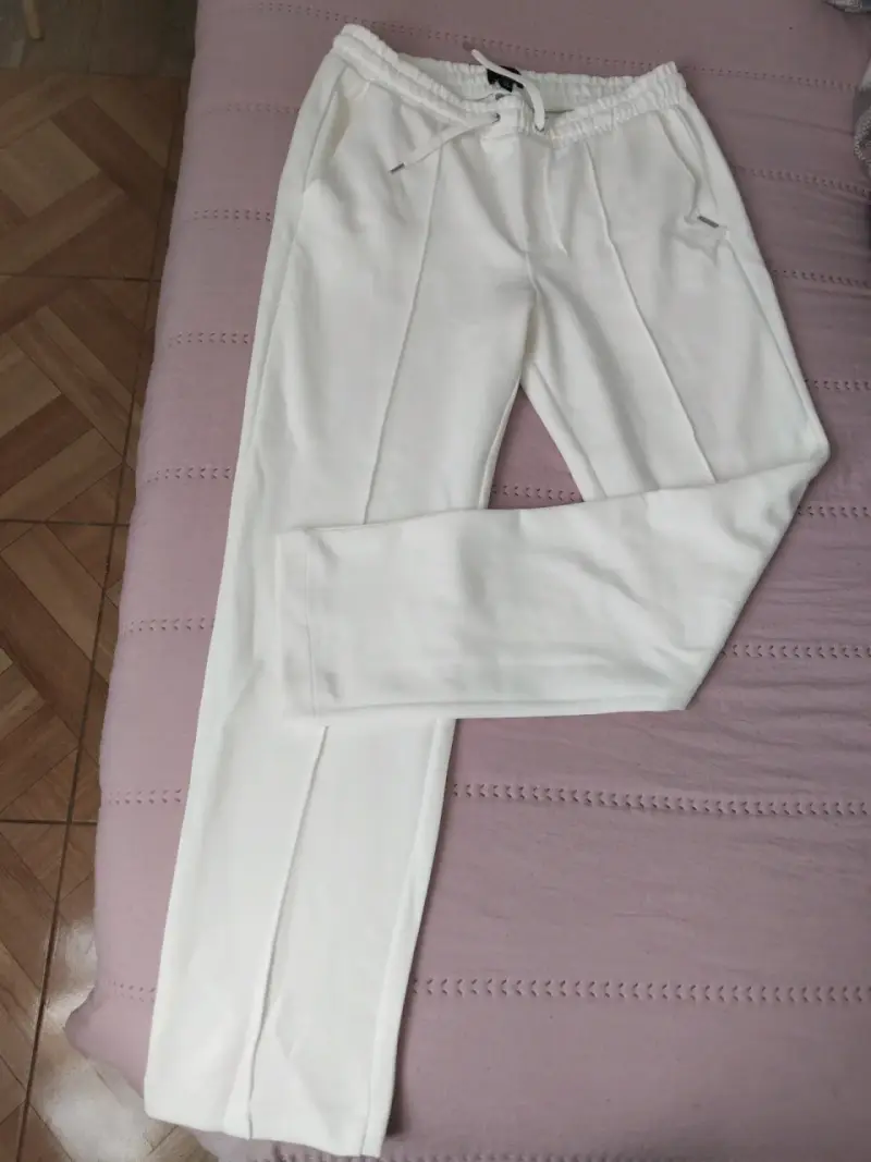 Pantalones deportivos blancos para mujer