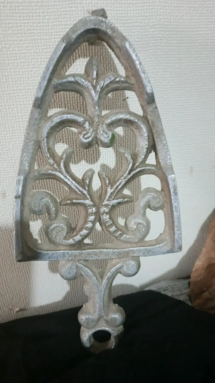 Antigua plancha de hierro forjado decorativa