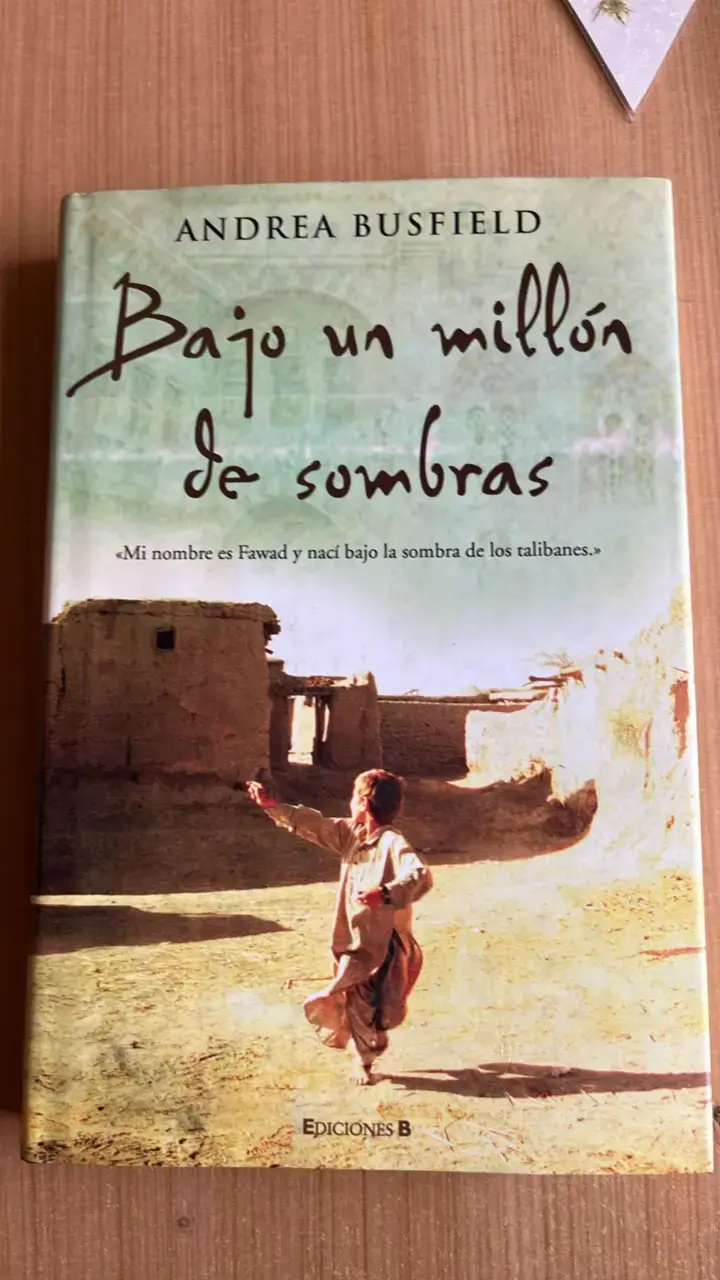 Libro 'Bajo un millón de sombras' de Andrea Busfield - 1