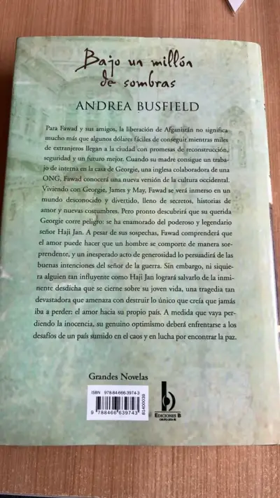 Libro 'Bajo un millón de sombras' de Andrea Busfield - miniatura 2