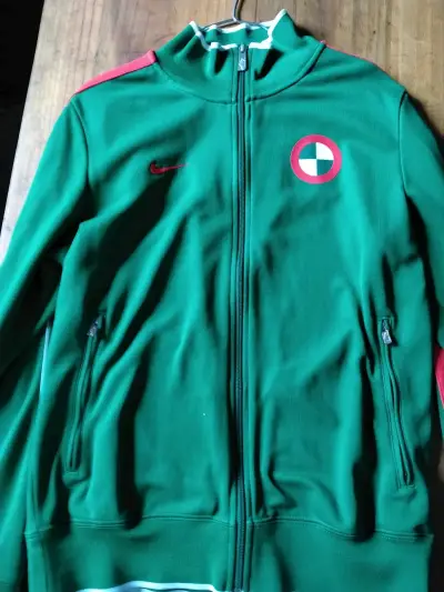 Chaqueta deportiva verde Nike OG con cierre - miniatura 1