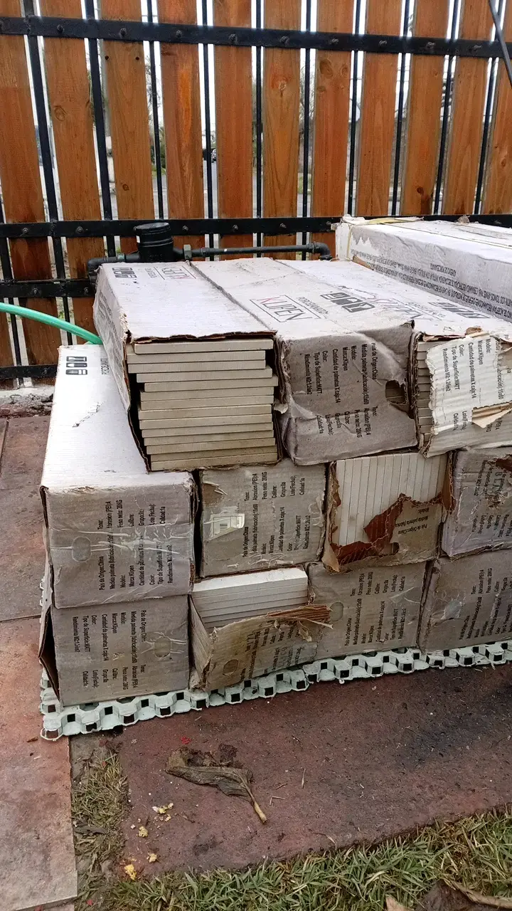 Lote de porcelanato y ceramica para piso y pared - 1