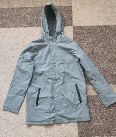 Chaqueta gris con capucha - miniatura 1