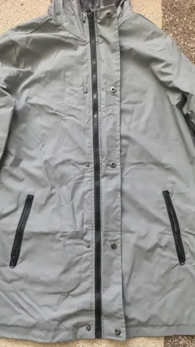 Chaqueta gris con capucha - miniatura 2