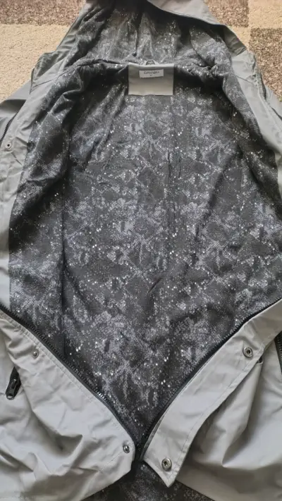 Chaqueta gris con capucha - miniatura 3