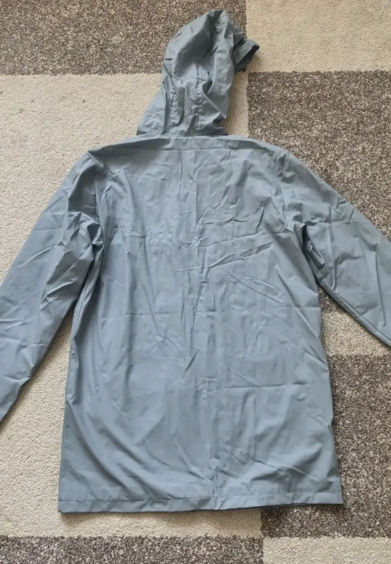 Chaqueta gris con capucha - 4