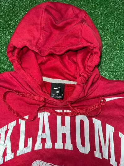 Polerón rojo Oklahoma Nike con capucha - miniatura 3