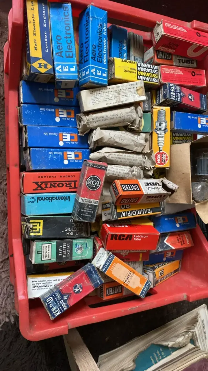 Lote de tubos electrónicos vintage variados - 1