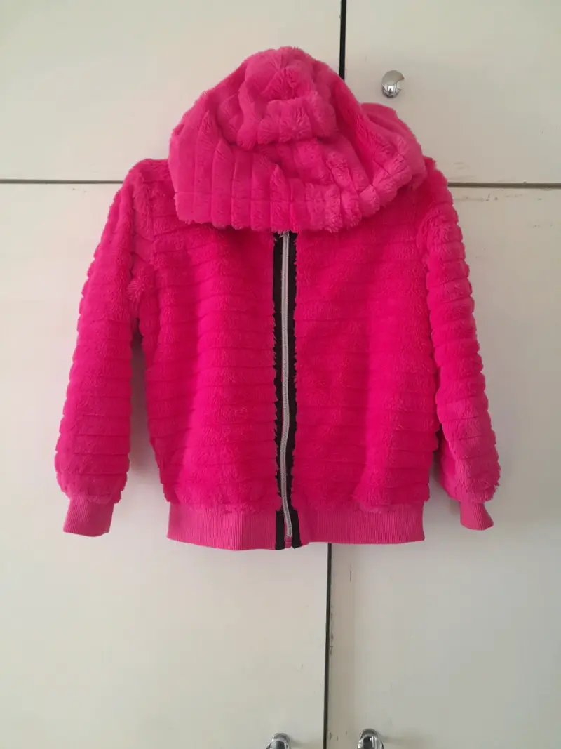 Chaqueta de felpa rosada con capucha para niña