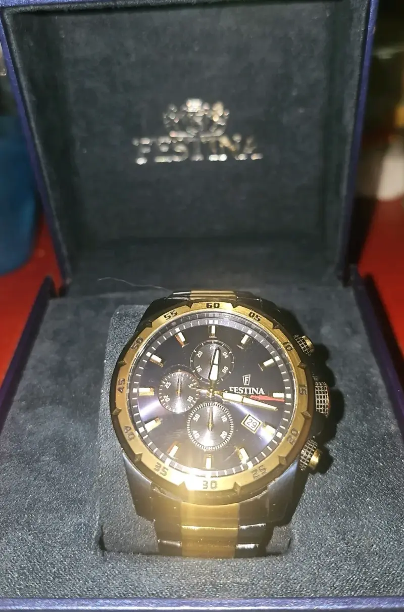 Reloj Festina cronógrafo dorado y negro - 1