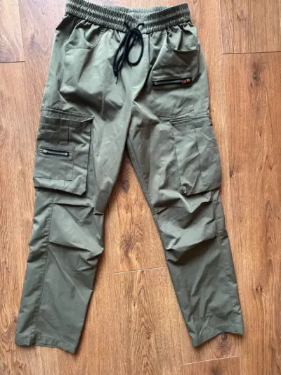 Pantalones cargo verde militar con bolsillos - miniatura 1