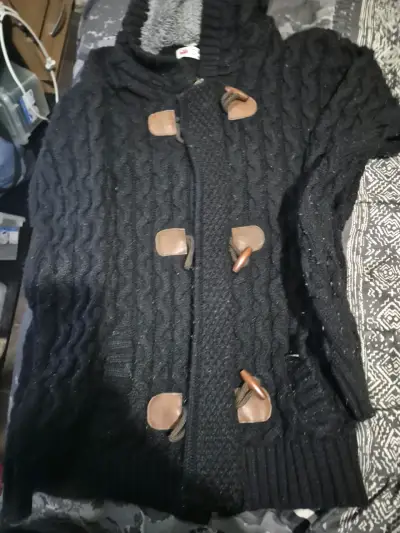Abrigo de lana negro con cierre de madera - miniatura 2
