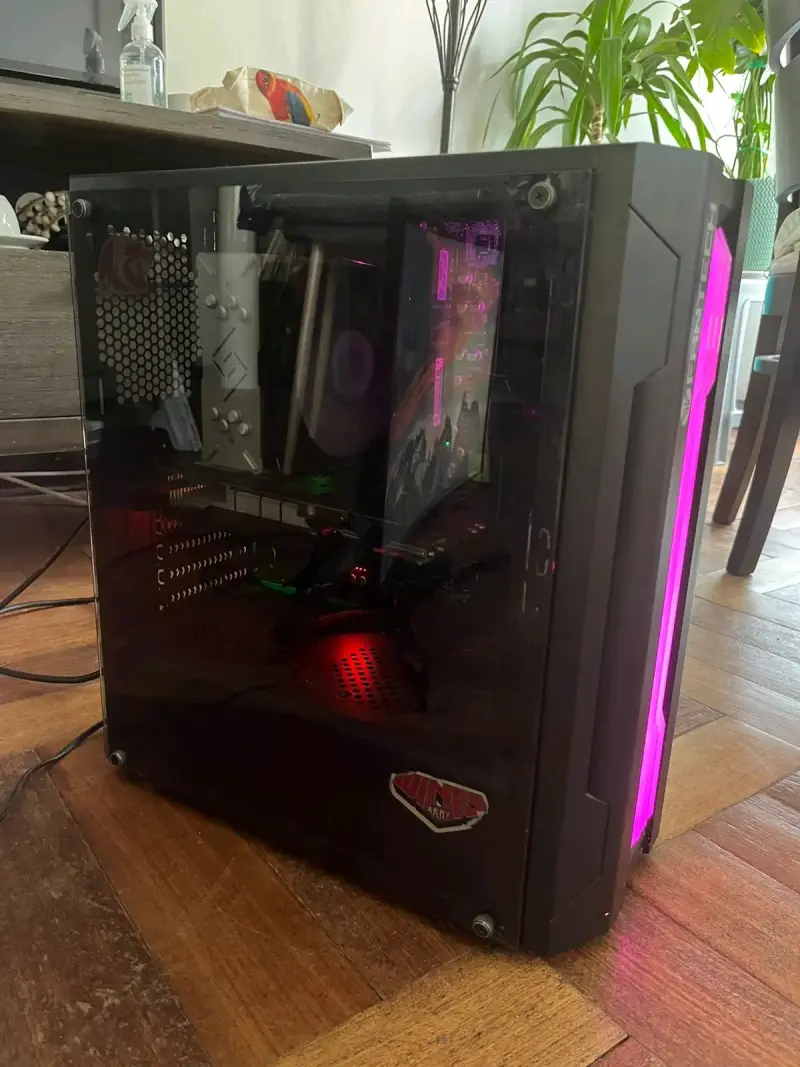 PC Gamer con gabinete iluminado y ventilación avanzada - 1