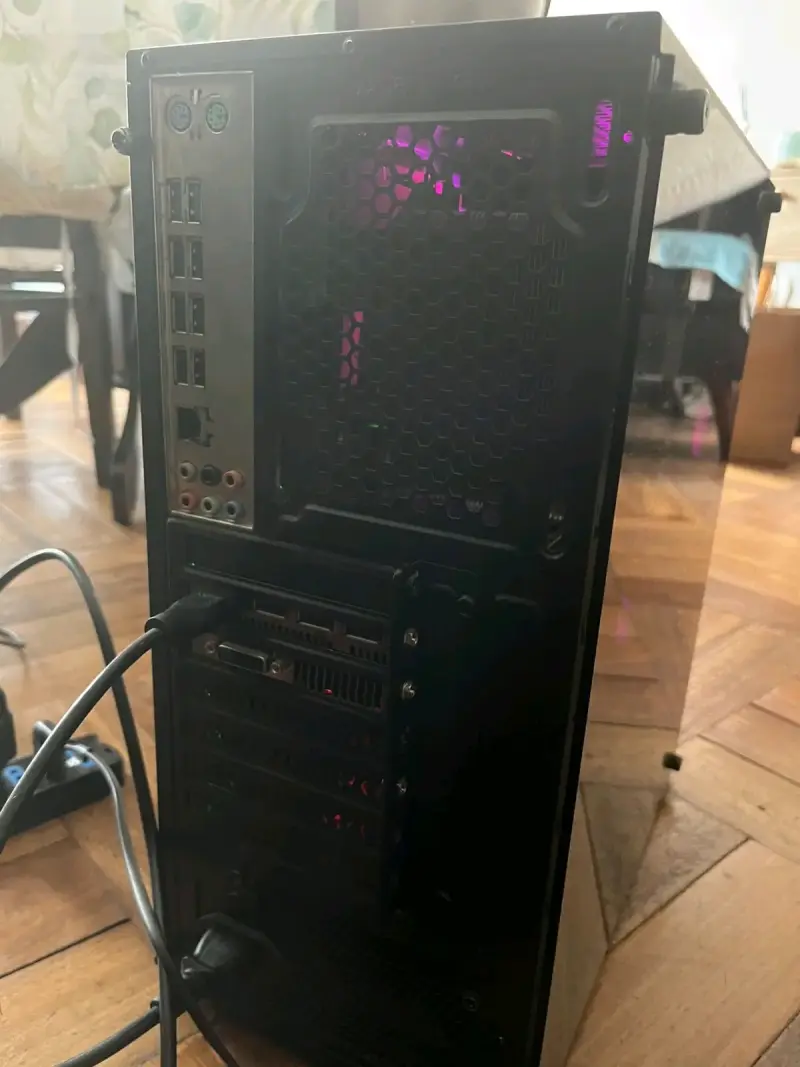 PC Gamer con gabinete iluminado y ventilación avanzada - 2