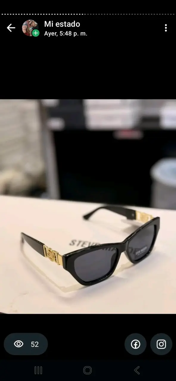Gafas de sol negras con detalles dorados
