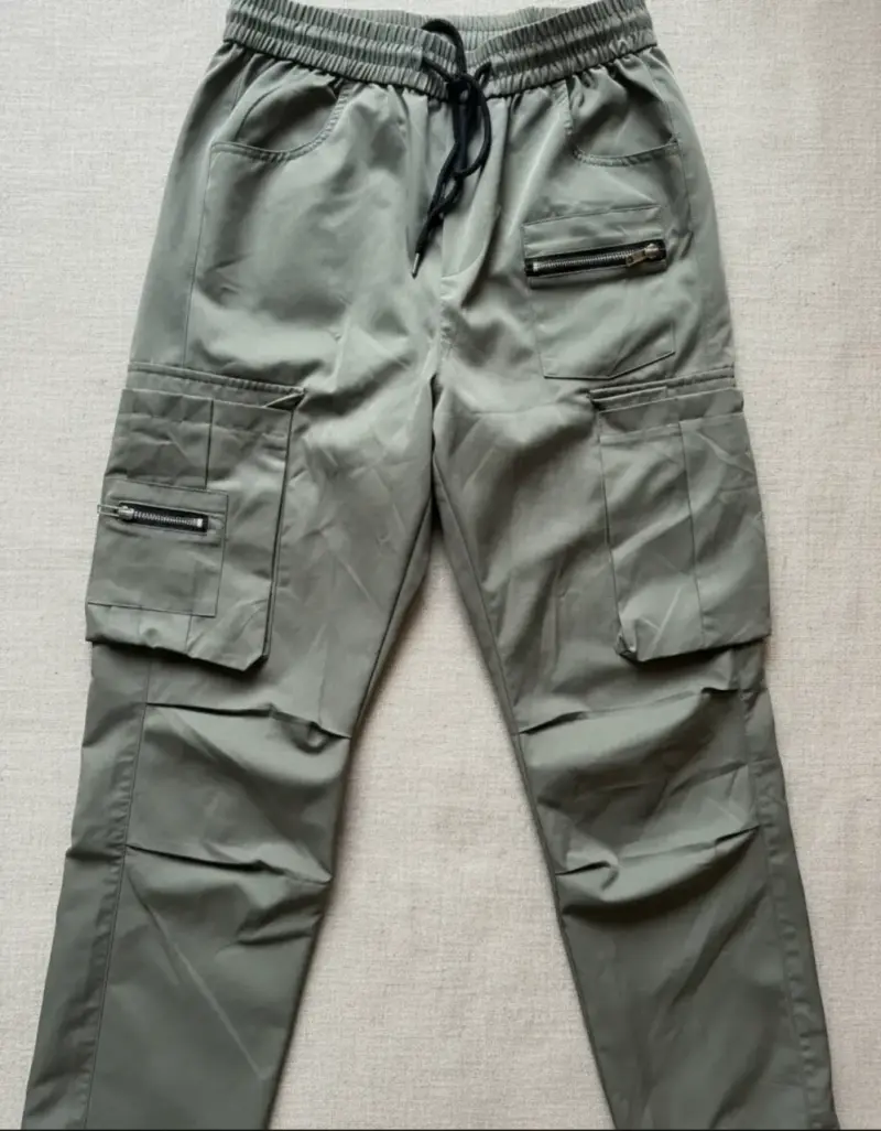 Pantalones cargo verde militar con bolsillos - 3