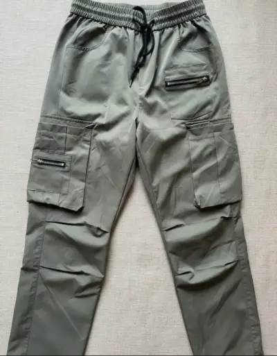 Pantalones cargo verde militar con bolsillos - miniatura 3