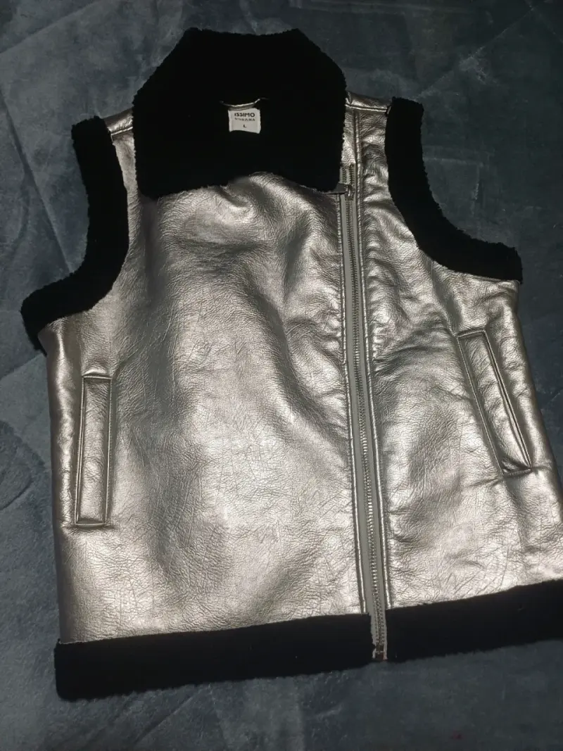 Chaqeta d cuero sintético plateado con forro negro