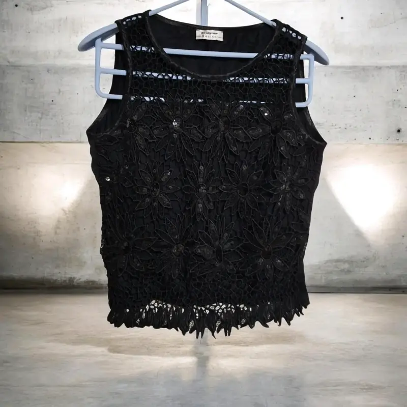 Top de encaje negro.