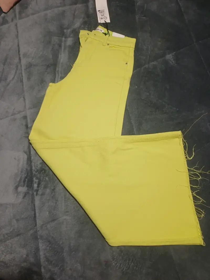 Pantalones amarillos de mezclilla con diseño moder - 1