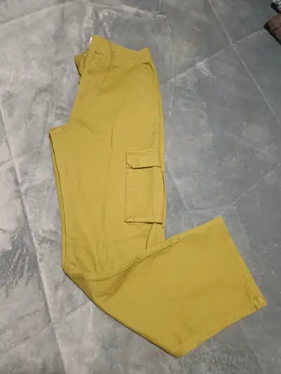 Pantalones amarillos de mezclilla con diseño moder - miniatura 2