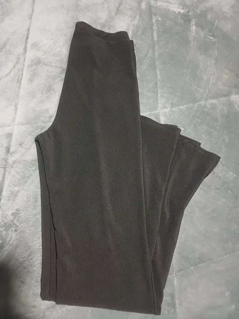 Pantalones amarillos de mezclilla con diseño moder - 3