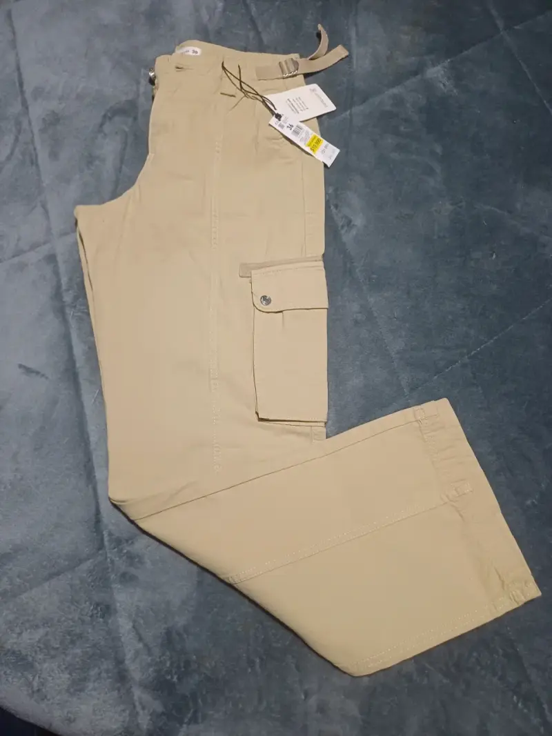 Pantalones amarillos de mezclilla con diseño moder - 4