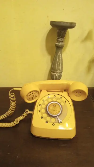 Teléfono antiguo de disco amarillo vintage - miniatura 1